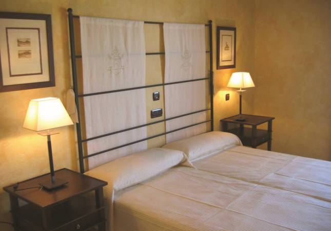 Confortables habitaciones en Hospederia Castillo Papa Luna. El entorno más romántico con nuestro Spa y Masaje en Zaragoza